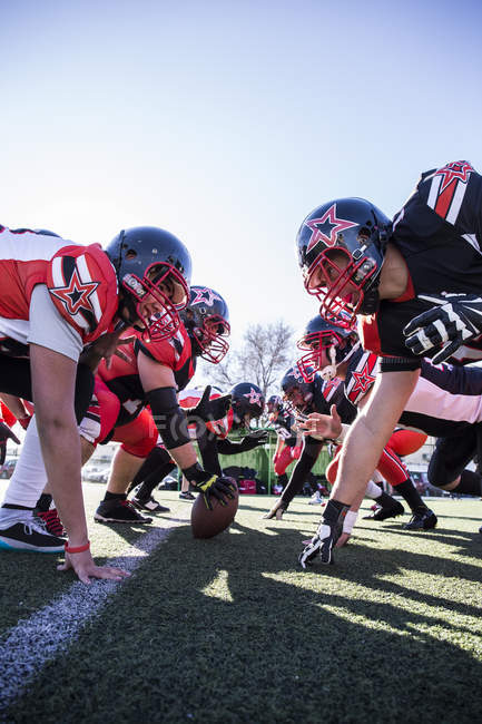 Jogadores de futebol americano na linha de scrimmage durante um jogo — Fotografia de Stock