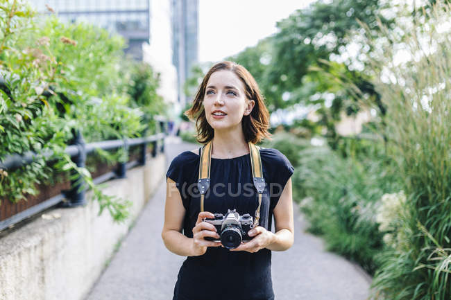 Женщина с камерой на High Line Park в Манхэттене — стоковое фото