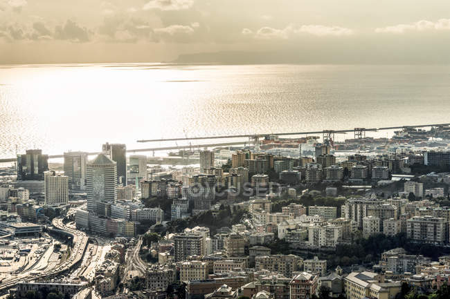 Italia, Génova, paisaje urbano aéreo con mar de Liguria - foto de stock