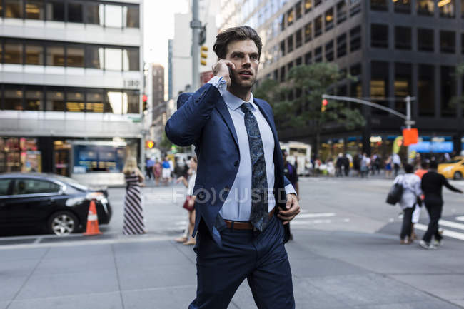 Businessman in hurry running through Manhattan — Stock Photo