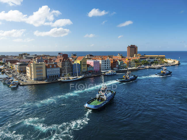 Curaçao, Willemstad, Punda, remorqueurs et maisons colorées au bord de l'eau promenade — Photo de stock