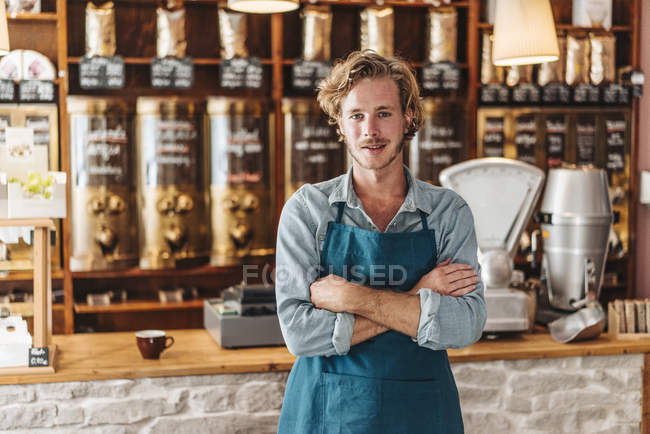 Porträt eines selbstbewussten Kaffeerösters im Laden — Stockfoto