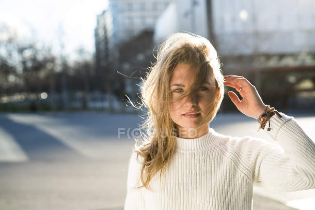 Retrato de jovem com cabelo soprado pelo vento — Fotografia de Stock