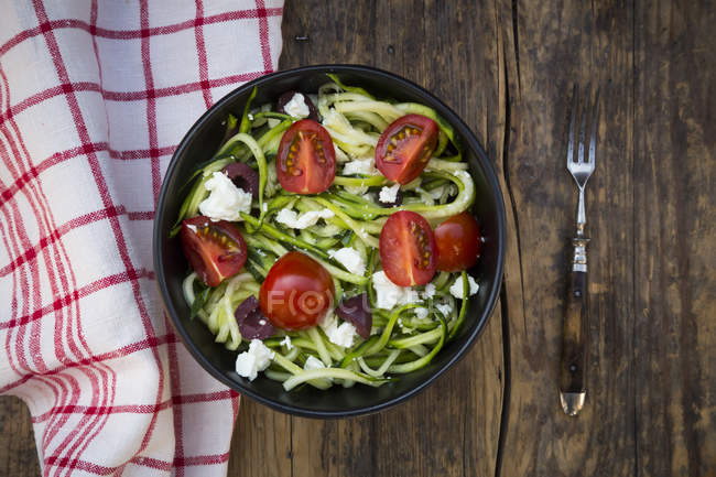 Ciotola di spaghetti di zucchine con feta — Foto stock