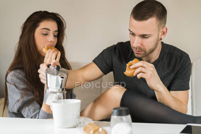 Paar frühstückt am Tisch — Stockfoto