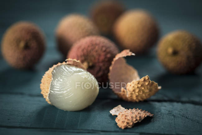 Whole and Peeled lychees — Stock Photo