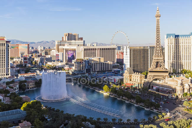 Estados Unidos de América Fuentes del Hotel Bellagio, Paris Las Vegas con Torre Eiffel - foto de stock