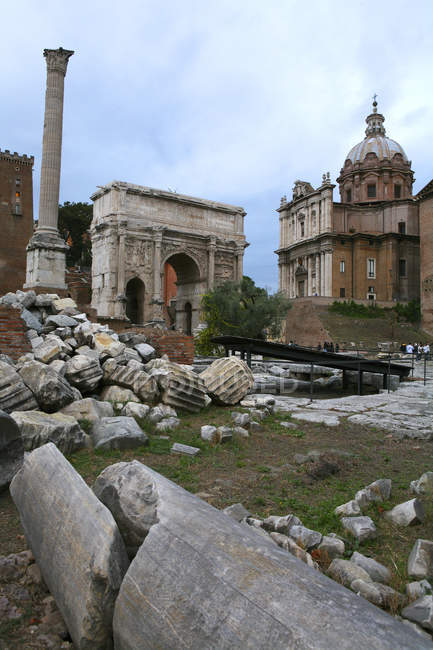Roma. Italia. Il Foro Romano (Foro Romano). Tempio di Vespasiano, la Chiesa dei Santi Luca e Martina vista — Foto stock