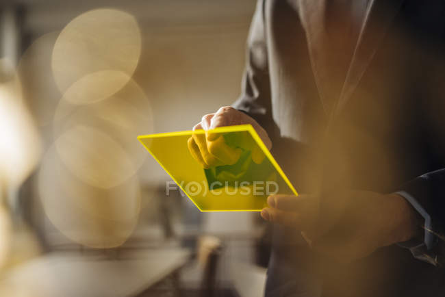 Ausgeschnittenes Porträt eines Geschäftsmannes mit gelbem Bildschirm — Stockfoto