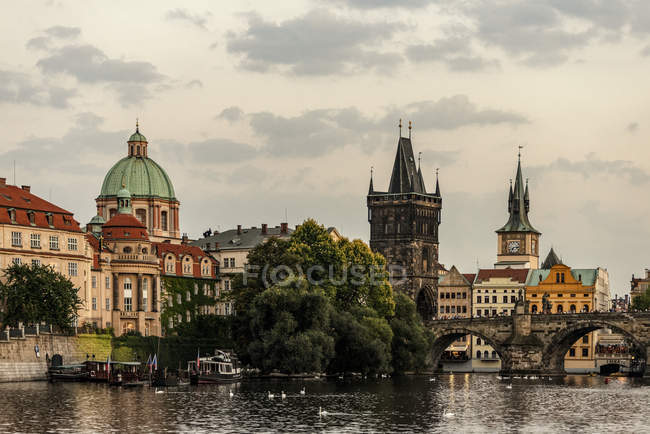 Czechia, Prague, Church of St Francis, Charles Bridge and Old Town Bridge Tower in the evening — Stock Photo