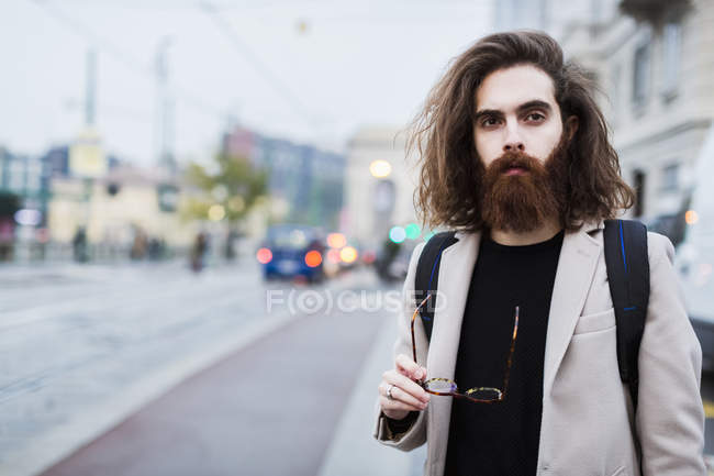 Man standing in city — Stock Photo