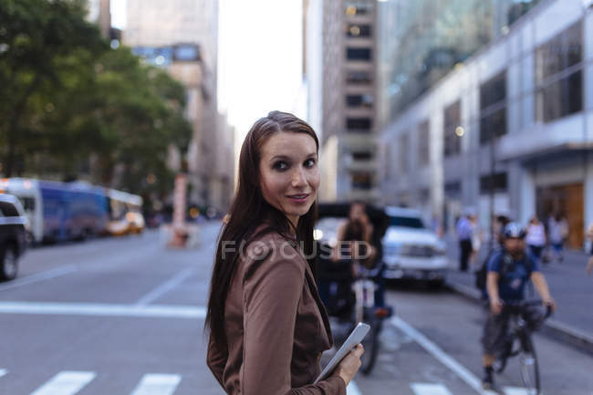 Giovane donna d'affari con tablet digitale, Manhattan, New York. Stati Uniti — Foto stock