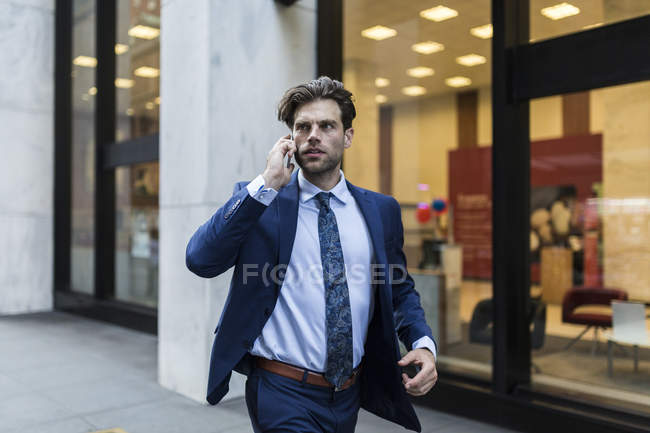 Homem de negócios com pressa correndo por Manhattan — Fotografia de Stock