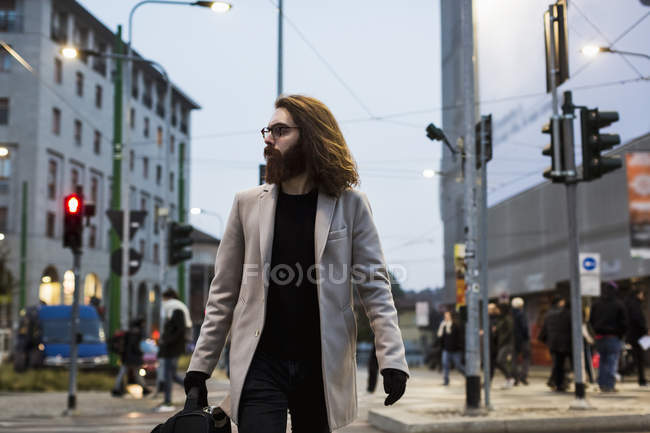 Mann überquert mit Tasche Straße — Stockfoto