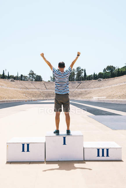 Atenas, Grécia. Homem no pódio comemorando no Estádio Panathenaic, também conhecido como Kallimarmaro — Fotografia de Stock