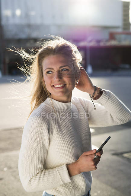 Ritratto giovane donna posa alla luce del sole — Foto stock