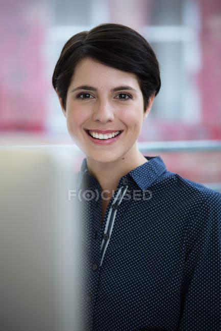 Attraktive kaukasische Frau am Arbeitsplatz im modernen Büro — Stockfoto