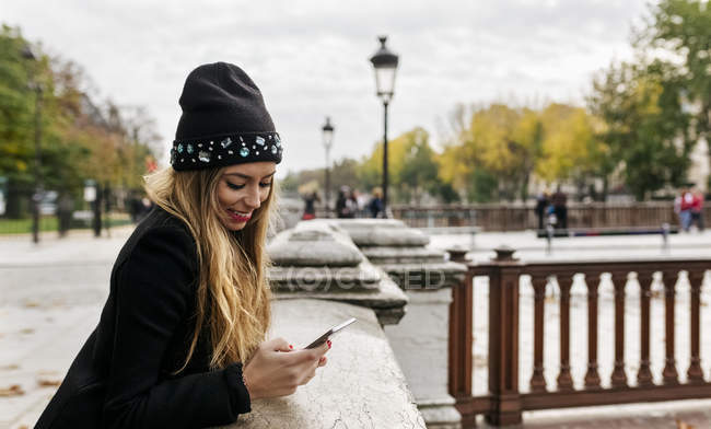 Paris, France, touriste envoyant des messages avec son smartphone près de la Seine — Photo de stock