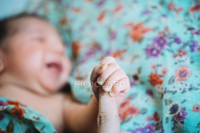 Neonato bambina tenendo le madri dito — Foto stock
