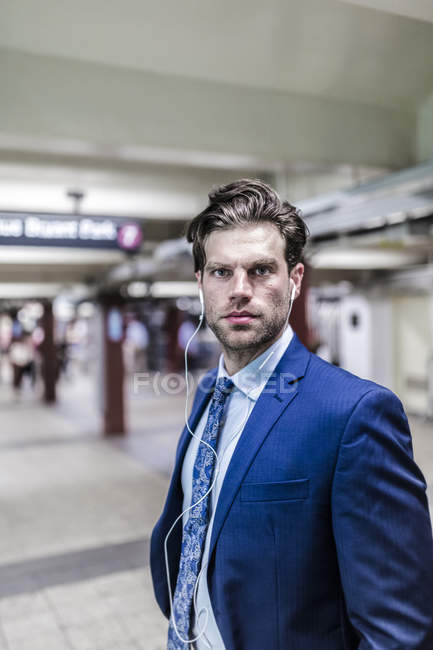 Geschäftsmann läuft in U-Bahn-Station — Stockfoto