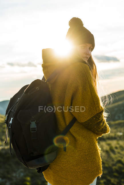 Жінка з рюкзака стоячи в природі — стокове фото