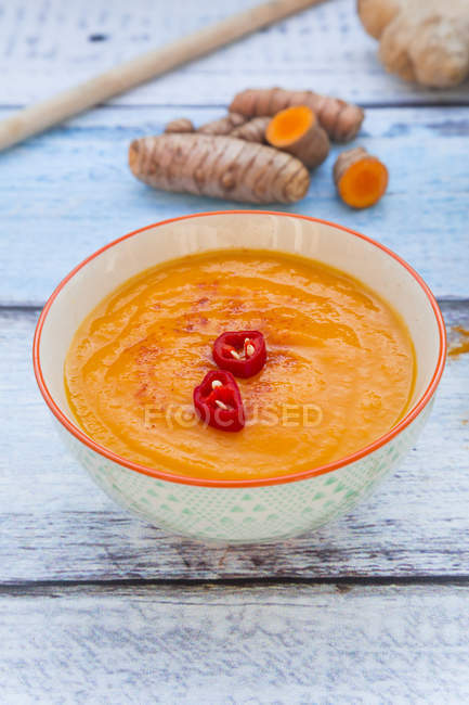 Karotten-Kurkuma-Suppe mit Ingwer und Chili — Stockfoto