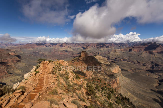 Vista diurna del paisaje montañoso del Parque Nacional del Gran Cañón - foto de stock