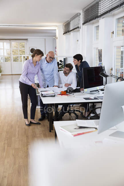 Team von Fachleuten arbeitet im modernen Büro zusammen — Stockfoto