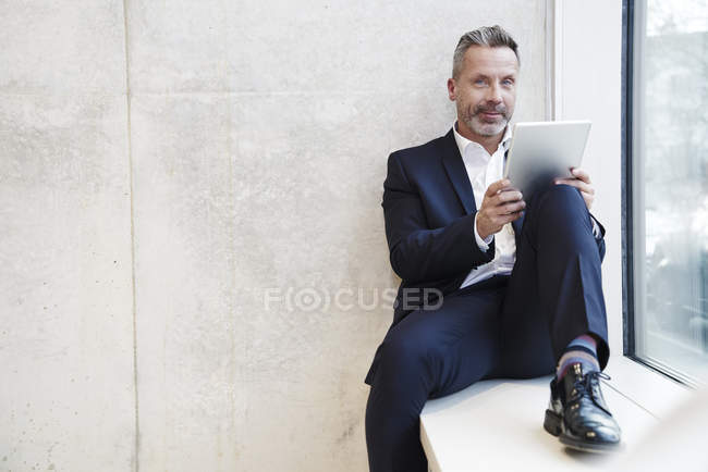 Businesssman using tablet — Stock Photo