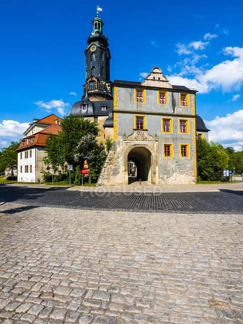 Antico edificio e torre sullo sfondo durante il giorno, weimar, Germania — Foto stock