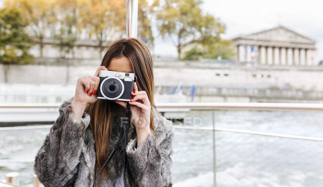 Paris, France, touriste prenant une photo sur la Seine — Photo de stock