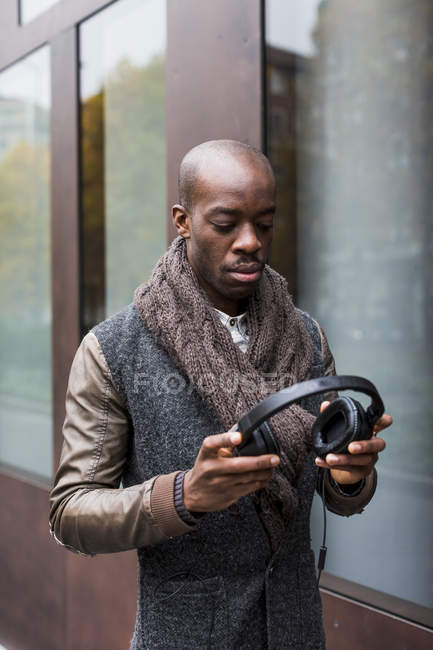 Uomo africano in possesso di cuffie — Foto stock
