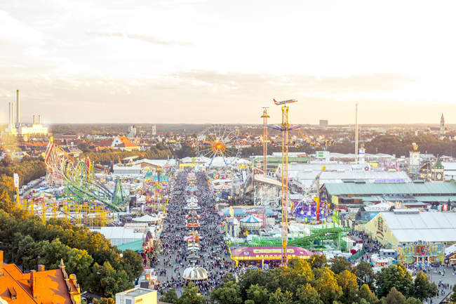 Німеччина, Мюнхен, Октоберфест освітлена огляд в сутінки — стокове фото
