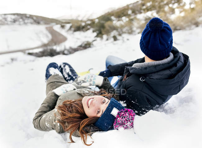 Молода пара Астурія, Іспанія, лежачи на снігу — стокове фото
