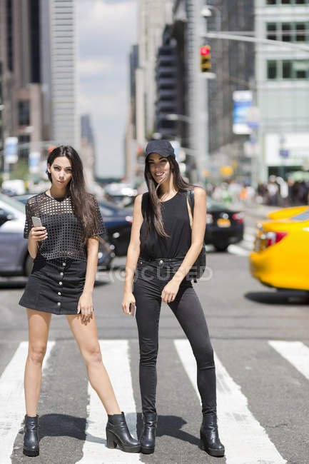 Gemelle in piedi su attraversamento zebra — Foto stock