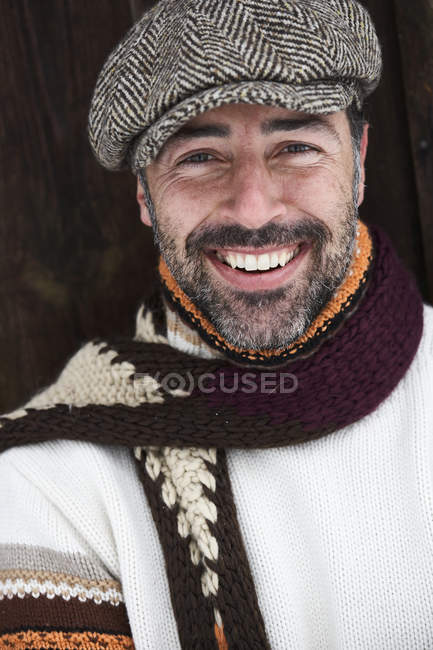 Retrato de hombre barbudo con gorra y bufanda en invierno - foto de stock