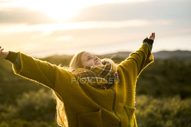 Mujer disfrutando de la naturaleza - foto de stock