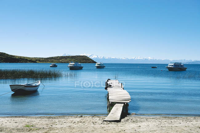 Pier and boats with the Andes in the background, Isla del sol, Lago Titicaca, Bolívia — Fotografia de Stock