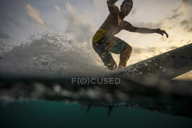 Indonesia, Bali, surfista al atardecer - foto de stock