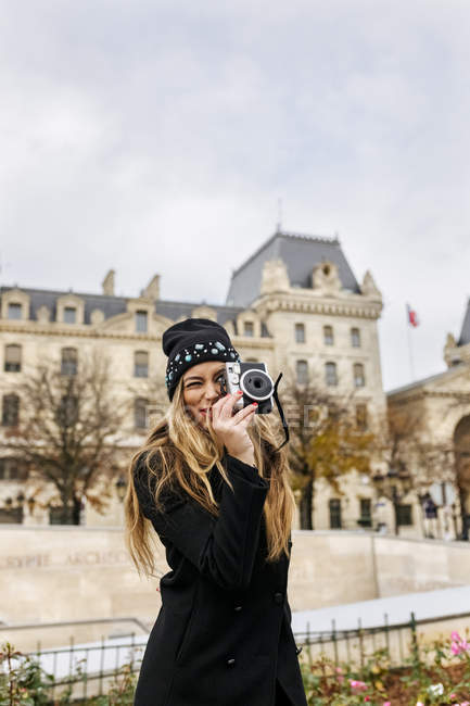 Paris, France, tourist woman making a picture near Notre Dame cathedral — Stock Photo