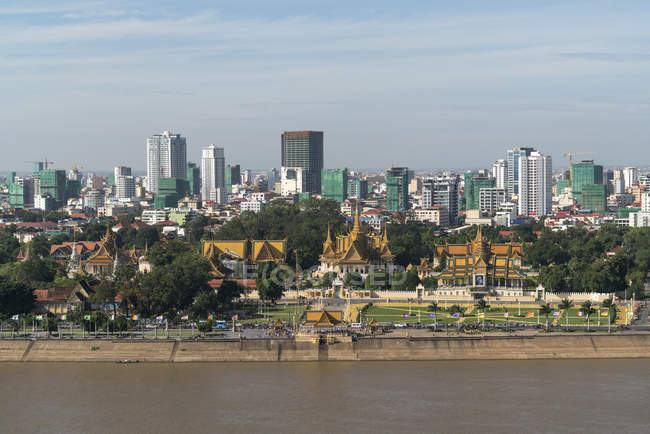 Stadtansicht mit Knigspalast , Phnom Penh, Kambodscha, Asien  |  cityscape with Royal Palace, Phnom Penh, Cambodia, Asia — Stock Photo