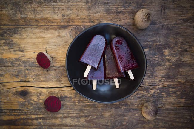 Hausgemachte Rote-Bete-Eis-Lollies — Stockfoto