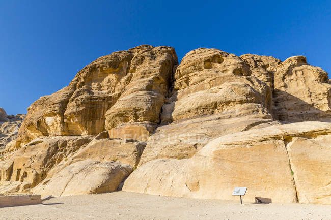 Giordania, Petra, tunnel e diga nella città scavata nella roccia — Foto stock