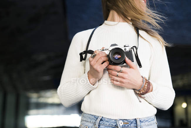 Mid section view of girl holding vintage photo camera — Stock Photo