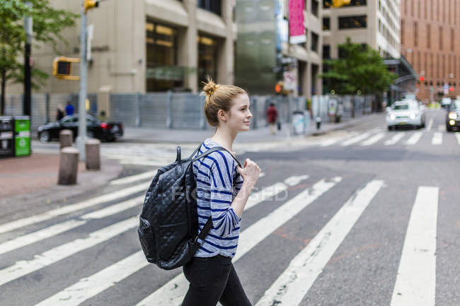 Retrato de una joven caminando por la calle - foto de stock