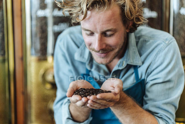 Kaffeeröster riecht Kaffeebohnen im Geschäft — Stockfoto