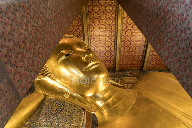 Gigante reclinabile Buddha d'oro del tempio Wat Pho, Bangkok, Thailandia, Asia — Foto stock
