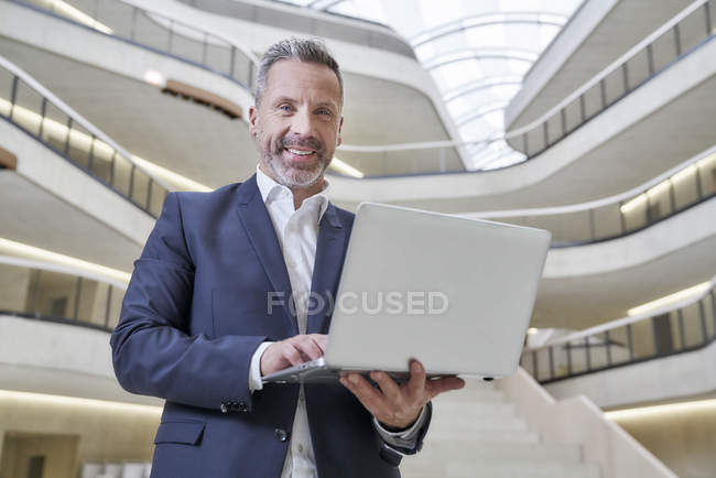 Uomo d'affari che utilizza laptop — Foto stock
