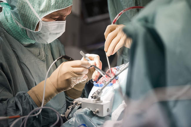 Neurocirujanos abriendo el cráneo durante una operación — Stock Photo