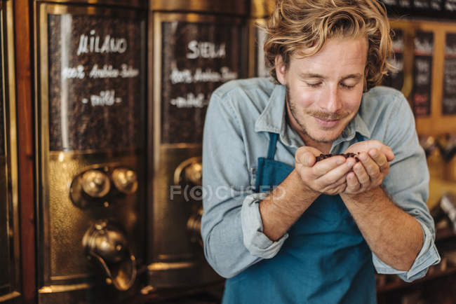 Kaffeeröster riecht Kaffeebohnen im Geschäft — Stockfoto